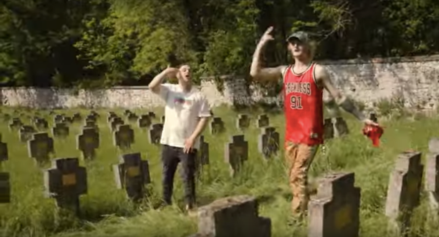 Copertina per «Tro*e e droghe», bufera sui trapper nel cimitero dei caduti ad Aurisina